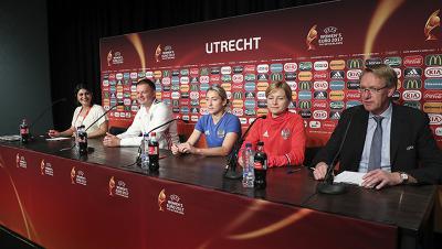 Елена Данилова (в центре)